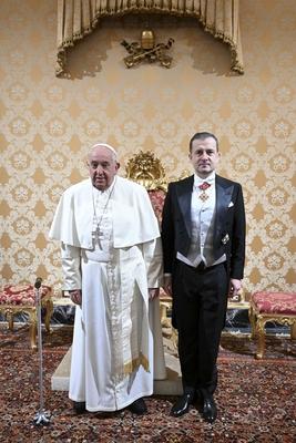 ITALY - REL - POPE FRANCIS MEETS WITH MR.GEORGE GABRIEL BOLOGAN ON OCCASION OF THE PRESENTATION OF LETTERS OF CREDENTIALS AT THE VATICAN   - 24/12/14-stock-foto