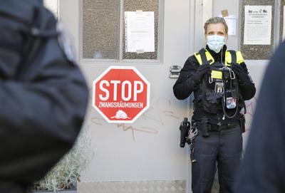 Berlin-Kreuzberg - 25.10.2021 80 Menschen haben heute fr?h gegen die Zwangsr?umung von Daniel am Mehringdamm 67 in Kreuz-stock-foto