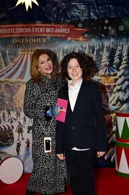 Zora Schwarz mit Sohn Milan bei der Premiere des 27. Dresdner Weihnachts-Circus an der Washingtonstra?e. Dresden, 13.12.-stock-foto