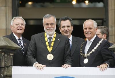 Bildnummer: 53095824  Datum: 21.05.2009  Copyright: imago/Sven SimonPreistr?ger Andrea Riccardi (Mitte) mit J?rgen Linden (re., Deutschland/CDU/Oberb?rgermeister Aachen) und Walter Eversheim (li., Sprecher Karlspreis-Kuratoriums) anl?sslich der Verleihung des 50. Internationalen Karlspreises in Aachen, Personen; 2009, Aachen, Internationaler Karlspreis, Wissenschaft, Politik; , quer, Kbdig, Gruppenbild, Randbild, People,Bildnummer 53095824 Date 21 05 2009 Copyright Imago Sven Simon Prize winners Andrea Riccardi centre with J?rgen Linden right Germany CDU Lord Mayor Aachen and Walter Everu0026#39;s home left Spokesman Charlemagne Prize Board of Trustees during the award Ceremony the 50 International Charlemagne Prize in Aachen People 2009 Aachen international Charlemagne Prize Science politics horizontal Kbdig Group photo Edge image Celebrities-stock-foto