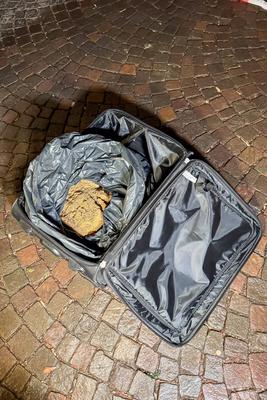 Polizei r?umt den Rudolfplatz: Ein herrenloser Koffer sorgte f?r Alarm auf dem Weihnachtsmarkt. Der Inhalt Sand-stock-foto