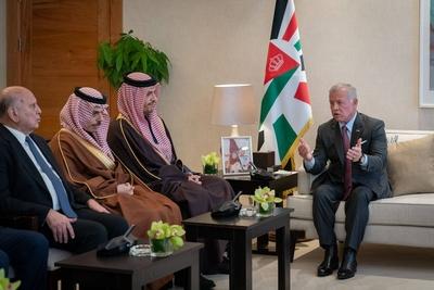 Jordan's King Abdullah II meets with a delegation comprising the Arab Ministerial Contact Committee on Syria,-stock-foto