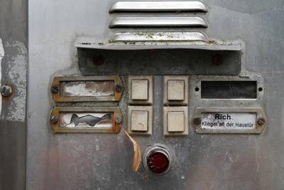 Klingel GER, Berlin,20240722, Klingelschild an einem alten haus *** Doorbell GER, Berlin,20240722, doorbell sign on an o-stock-photo