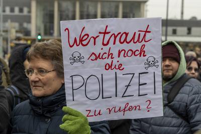 Migration und Polizeigewalt.-stock-foto