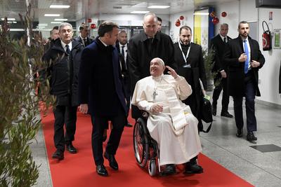 FRANCE - FRENCH PRESIDENT EMMANUEL MACRON MEETS  POPE FRANCIS   AT THE AJACCIO AIRPORT AFTER THE FIRST PAPAL VISIT EVER TO THE  FRENCH ISLAND OF CORSICA  - 2024/12/15-stock-foto