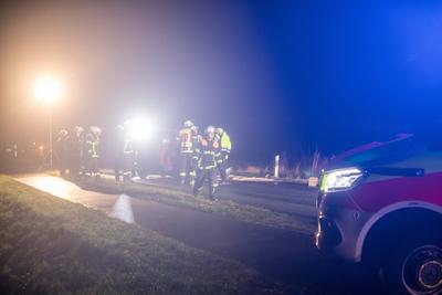 F?r die Einsatzkr?fte der Freiwilligen Feuerwehr aus Hove (Niedersachsen) war es kein langer Weg zur Unfallstelle. Nur 3-stock-foto