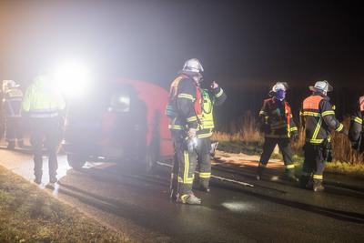 F?r die Einsatzkr?fte der Freiwilligen Feuerwehr aus Hove (Niedersachsen) war es kein langer Weg zur Unfallstelle. Nur 3-stock-foto