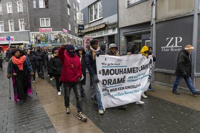 Migration und Polizeigewalt.-stock-foto