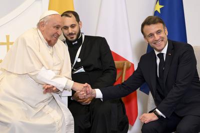 FRANCE - FRENCH PRESIDENT EMMANUEL MACRON MEETS  POPE FRANCIS   AT THE AJACCIO AIRPORT AFTER THE FIRST PAPAL VISIT EVER TO THE  FRENCH ISLAND OF CORSICA  - 2024/12/15-stock-foto