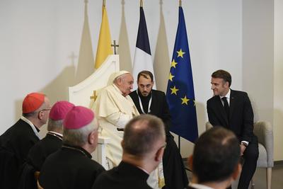 FRANCE - FRENCH PRESIDENT EMMANUEL MACRON MEETS  POPE FRANCIS   AT THE AJACCIO AIRPORT AFTER THE FIRST PAPAL VISIT EVER TO THE  FRENCH ISLAND OF CORSICA  - 2024/12/15-stock-foto