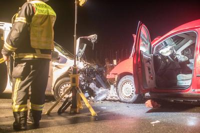 F?r die Einsatzkr?fte der Freiwilligen Feuerwehr aus Hove (Niedersachsen) war es kein langer Weg zur Unfallstelle. Nur 3-stock-foto