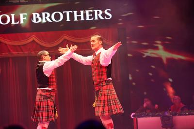 Wolf Brothers - Comedy Trapez, Die Br?der David und Richard Wolf bei der Premiere des 27. Dresdner Weihnachts-Circus an-stock-foto