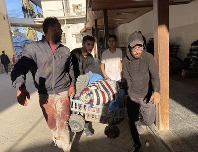 People transport the bodies and Injured of Palestinians includ children who killed and wounded in an Israeli strike-stock-foto