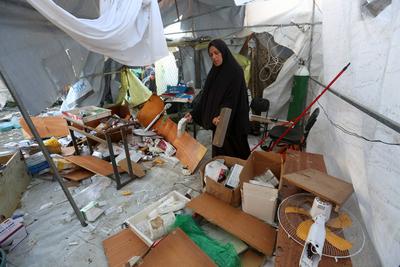 Palestinians inspect a destroyed field medical clinic, after an Israeli air strike on displaced people's tents-stock-foto