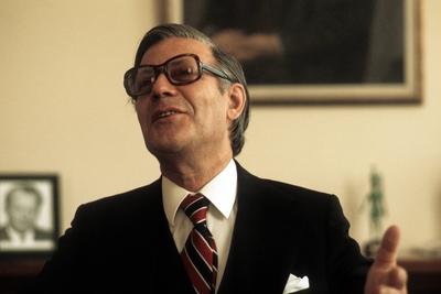 Bildnummer: 52750217  Datum: 20.05.1982  Copyright: imago/Sven SimonBundeskanzler Helmut Schmidt (Deutschland/SPD) in seinem B?ro, Personen; 1982, Politik, BRD, BR,, Pressetermin; , quer, Kbdia, Portr?t, Randbild, People; Aufnahmedatum gesch?tztBildnummer 52750217 Date 20 05 1982 Copyright Imago Sven Simon Federal Chancellor Helmut Schmidt Germany SPD in his Office People 1982 politics GERMANY BR Press call horizontal Kbdia Portrait Edge image Celebrities date estimated-stock-foto