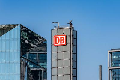 Fahrplanwechsel bei der Bahn Wirtschaft, Verkehr, Zugverkehr: Blick auf das Logo der Deutschen Bahn am Hauptbahnhof in B-stock-photo