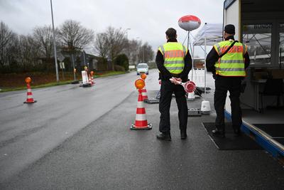 Bundespolizei kontrolliert den Einreiseverkhr nach Deutschland.-stock-foto