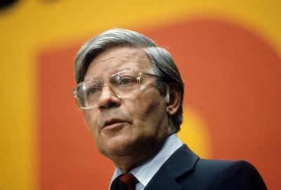 Bildnummer: 56238279  Datum: 10.06.1980  Copyright: imago/Heiko FeddersenBundeskanzler Helmut Schmidt (Deutschland/SPD) auf dem Au?erordentlichen SPD-Parteitag in Essen People Politik M02 xsk ok 1980 quer Portr?t 56238279 Date 10 06 1980 Copyright Imago Heiko Feddersen Federal Chancellor Helmut Schmidt Germany SPD on the extraordinary SPD Party in Eat Celebrities politics  xSK Ok 1980 horizontal Portrait-stock-foto