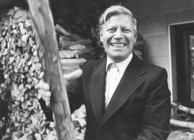Bundeskanzler Helmut Schmidt SPD macht Urlaub am Brahmsee am 28 08 1979 hier posiert er vor einem-stock-foto