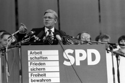 Bildnummer: 51721771  Datum: 19.04.1982  Copyright: imago/FrinkeBundeskanzler Helmut Schmidt (GER/SPD) anl?sslich des SPD Bundesparteitages in M?nchen, Personen; 1982, SW, M?nchen, Bundesparteitag, Parteitag, Gestik, Schriftzug, Slogan, Bundesregierung; , quer, Kbneg, Einzelbild, Bundespolitik, Politik, Deutschland, Aktion, People-stock-foto