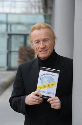 36/ Portrait: Christian Anders, p?sentiert auf der Leipziger Buchmesse sein Buch Der Rubel muss rollen Portr?t, Schlager-stock-foto