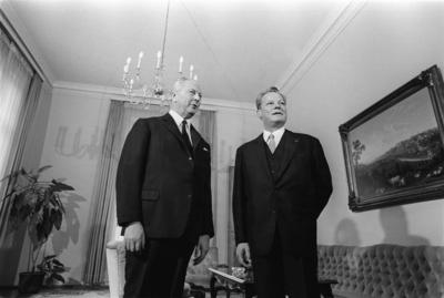Bundeskanzler Kurt Georg Kiesinger (li., Deutschland/CDU) neben seinem Nachfolger Willy Brandt (Deutschland/SPD) nach d-stock-photo
