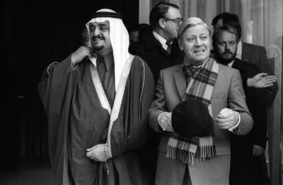 Bildnummer: 54360474  Datum: 27.04.1981  Copyright: imago/Dieter BauerBundeskanzler Helmut Schmidt (re., GER/SPD) und Kronprinz Fahd von Saudi-Arabien in Bonn, Personen; 1981, Bonn, Politik, sw, Adel, Prinz; , quer, Kbneg, Gruppenbild,  , People; Aufnahmedatum gesch?tztBildnummer 54360474 Date 27 04 1981 Copyright Imago Dieter Bauer Federal Chancellor Helmut Schmidt right ger SPD and Crown Prince Fahd from Saudi Arabia in Bonn People 1981 Bonn politics black and white Adel Prinz horizontal Kbneg Group photo Celebrities date estimated-stock-foto
