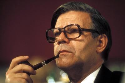 Bildnummer: 52749612  Datum: 20.04.1977  Copyright: imago/Sven SimonBundeskanzler Helmut Schmidt (Deutschland/SPD) mit Pfeife, Personen; 1977, BRD, Politik, Raucher; , quer, Kbdia, Einzelbild, close, Randbild, People; Aufnahmedatum gesch?tztBildnummer 52749612 Date 20 04 1977 Copyright Imago Sven Simon Federal Chancellor Helmut Schmidt Germany SPD with Pipe People 1977 GERMANY politics Smokers horizontal Kbdia Single Close Edge image Celebrities date estimated-stock-foto