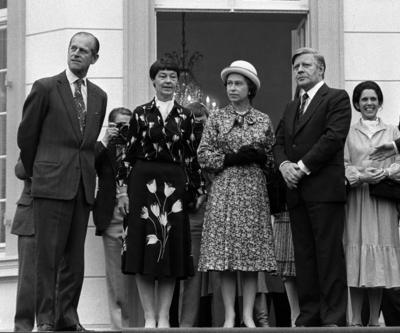 Bundeskanzler Helmut Schmidt re GER SPD mit Queen Elisabeth II 2 v r GBR und ihren Ehepart-stock-foto