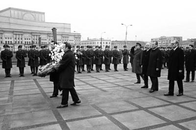Bundeskanzler Willy BRANDT, rechts, und Bundesaussenminister Walter SCHEEL, folgen den Kranztr?gern zur Kranzniederlegu-stock-foto