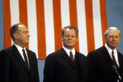 Bundeskanzler Willy Brandt (Mitte, GER/SPD) und Kurt Georg Kiesinger (CDU) vor den Streifen der Flagge der USA-stock-photo