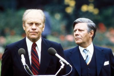Bundeskanzler Helmut Schmidt (re., Deutschland/SPD) neben Pr?sident Gerald Ford (li., USA) anl?sslich des NATO-Gipfeltr-stock-foto