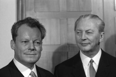 Kurt Georg KIESINGER, rechts, CDU, Politiker, Bundeskanzler von 1966-69, und Willy BRANDT, SPD, Bundeskanzler von 1969-1-stock-photo