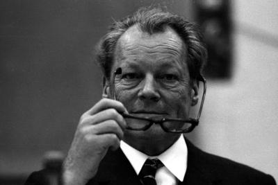 Bildnummer: 50677471  Datum: 08.10.1971  Copyright: imago/Sven SimonBundeskanzler Willy Brandt (GER/SPD) setzt sich seine Brille auf, Personen; 1971, sw, Bremerhaven, Politiker, Kanzler, Parteivorsitzender, Vorsitzender, Bundesvorsitzender; , quer, Kbsw, Einzelbild, close, Bundespolitik, Politik, Deutschland, Randbild, People o0 himself-stock-foto