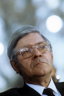 Bildnummer: 52750283  Datum: 05.04.1981  Copyright: imago/Sven SimonBundeskanzler Helmut Schmidt (Deutschland/SPD) , Personen , pessimistisch; 1981, Politik, BR, BRD,; , hoch, Kbdia, Portr?t, Randbild, People; Aufnahmedatum gesch?tztBildnummer 52750283 Date 05 04 1981 Copyright Imago Sven Simon Federal Chancellor Helmut Schmidt Germany SPD People pessimistic 1981 politics BR GERMANY vertical Kbdia Portrait Edge image Celebrities date estimated-stock-foto
