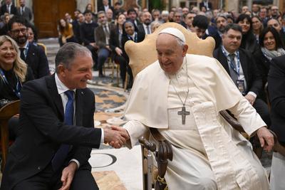 ITALY -   POPE FRANCIS RECEIVES IN PRIVATE AUDIENCE REPRESENTATIVES OF EXECUTIVES AND EMPLOYEES OF VARIUS CREDIT INSTITUTIONS  AT THE VATICAN  - 2024/12/16-stock-foto