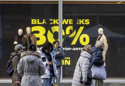 Black Weeks bei Peek & Cloppenburg. Menschenmenge unterwegs in der Fu?g?ngerzone K?nigstra?e in Stuttgart. // 15.11.2024-stock-foto