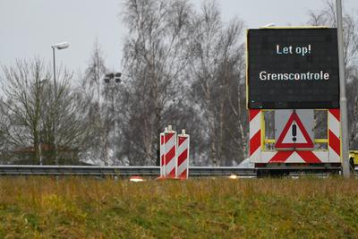 Niederlande starten mit sichtbaren Grenzkontrolle.-stock-foto
