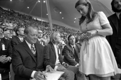Bundeskanzler Willy BRANDT schreibt ein Autogramm fuer eine Olympia-Hostess, von links: Willy BRANDT, SPD, Politiker, B-stock-photo
