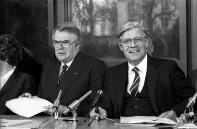 Bildnummer: 51957486  Datum: 29.01.1982  Copyright: imago/SommerBundeskanzler Helmut Schmidt (re., GER/SPD) und Premierminister Pierre Mauroy (FRA) w?hrend einer Pressekonferenz in Bonn, Personen , optimistisch , Highlight; 1982, Bonn, sw, Politiker, Bundespolitik, Bundesregierung, Pressekonferenz , Pressetermin; , quer, Kbneg, Gruppenbild, Internationale Politik, Politik, Deutschland, Randbild, People o0 Staatsbesuch-stock-foto