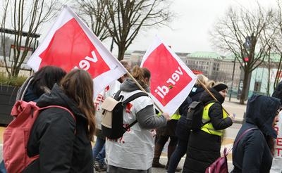 Warnstreik von Besch?ftigten des Sozial- und Erziehungsdienstes Hamburg (SuE). Die Die Vereinte Dienstleistungsgewerksch-stock-foto