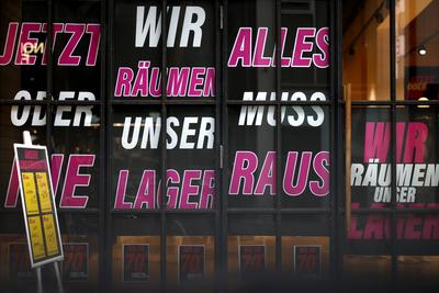 Eine Filiale des Modekonzerns Esprit in der K?lner Innenstadt mit einem R?umungsverkauf. Die Modekette ist insolvent - a-stock-foto