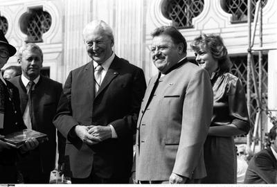 Kurt Georg Kiesinger (li.) mit Franz Josef Strau? 09/85 wie Mann Politik Politiker CDU seri?s Anzug Tracht halb quer ste-stock-foto
