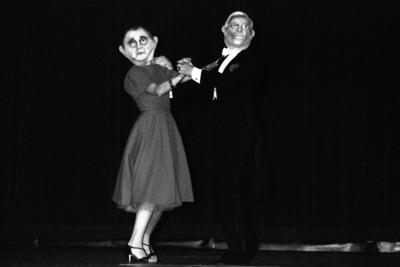 Bildnummer: 54366502  Datum: 11.07.1981  Copyright: imago/Dieter BauerBundeskanzler Helmut Schmidt (GER/SPD) tanzt mit seiner Ehefrau Loki w?hrend des Kanzler-Sommerfestes in Bonn, dabei tragen sie Masken von Helmut Schmidt und Hans-Dietrich Genscher, Personen; 1981, Politik, sw,  Kanzlerfest Kanzler Sommerfest, Maske, kurios, Familie, Frau,; , quer, Kbneg, Gruppenbild,  , PeopleBildnummer 54366502 Date 11 07 1981 Copyright Imago Dieter Bauer Federal Chancellor Helmut Schmidt ger SPD dances with his Wife Loki during the Chancellor Summer Festival in Bonn here wear Them Masks from Helmut Schmidt and Hans Dietrich Genscher People 1981 politics black and white Chancellor festival Chancellor Summer Festival Mask funny Family Woman horizontal Kbneg Group photo Celebrities-stock-foto