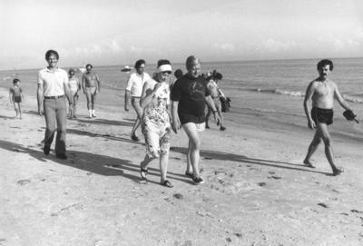 Bundeskanzler Helmut Schmidt mit Ehefrau Loki am Strand der Insel Sansibel an der Westkueste Florida-stock-foto