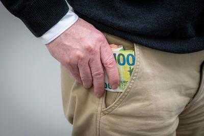 Bargeld in die Tasche-stock-foto
