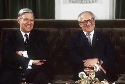 Bundeskanzler Helmut Schmidt (li./GER/SPD) und Staatsratsvorsitzender Erich Honecker (re./DDR/SED) anl?sslich des Treff-stock-foto