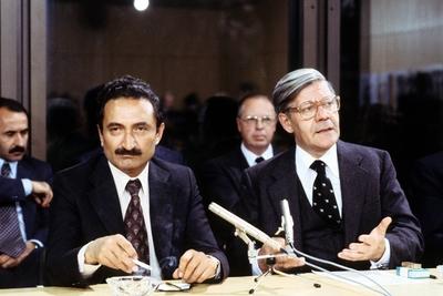 Bildnummer: 52311004  Datum: 24.09.1978  Copyright: imago/Sven SimonBundeskanzler Helmut Schmidt (Deutschland/SPD) empf?ngt Ministerpr?sident B?lent Ecevit (li., T?rkei) in Bonn, Personen; 1978, Bonn, Staatsbesuch, Empfang, Pressetermin, Pressekonferenz, Politiker, Premierminister; , quer, Kbdia, Gruppenbild, Internationale Politik, Politik, Randbild, People; Aufnahmedatum gesch?tzt-stock-foto