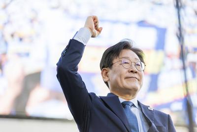 Democratic party rally in South Korea Lee Jae-myung, the leader of the Democratic Party, speaks during a rally to condem-stock-foto