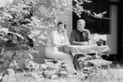 Bundeskanzler Helmut Schmidt (GER/SPD) neben seiner Frau Hannelore Schmidt (GER) auf seinem Feriensitz in Langwedel am-stock-foto